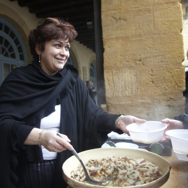 Distributionde soupe de carcasses pendant Fest'Oie à Sarlat