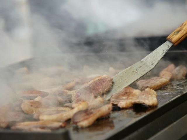 Magrets à la plancha pendant le repas de Fest'Oie