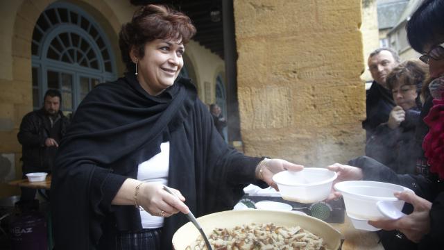 Distributionde soupe de carcasses pendant Fest'Oie à Sarlat