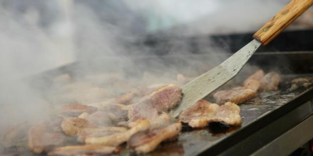 Magrets à la plancha pendant le repas de Fest'Oie