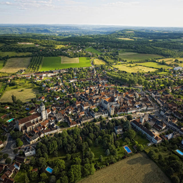 Vue aérienne de la ville de Martel, dans le Lot