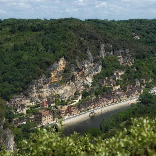 Vue aérienne sur le village de la Roque-Gageac - Vallée de la Dordogne