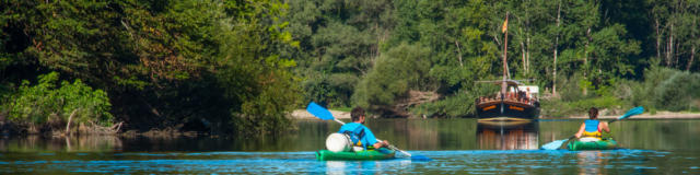 Gabarre et canoës sur la Dordogne