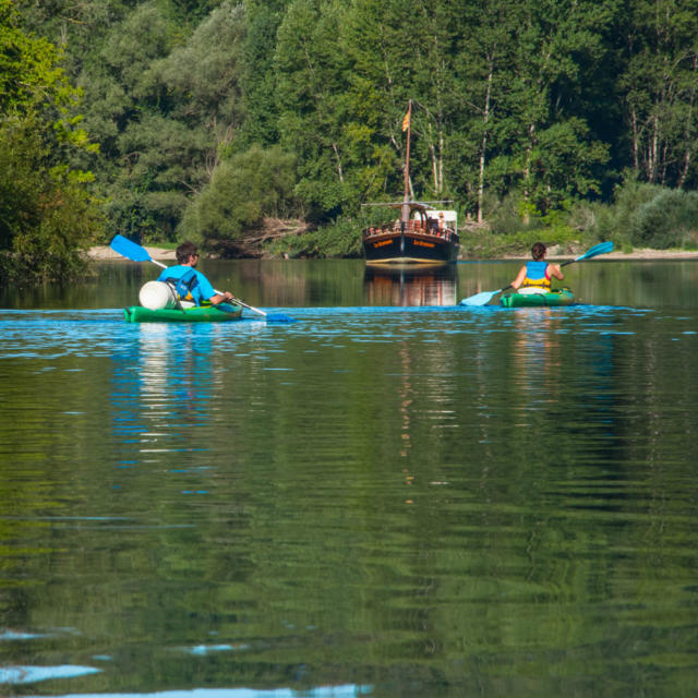 Gabarre et canoës sur la Dordogne