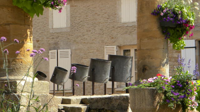 La halle de Villefranche du Périgord avec ses anciennes mesures à grains