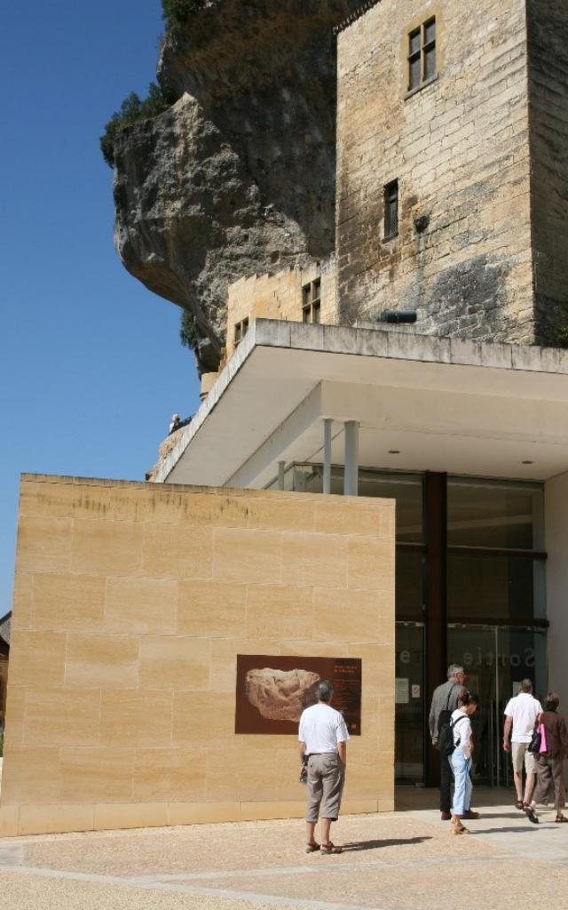 Musée National de la Préhistoire en plein coeur du village des Eyzies- Vallée de la Vézère