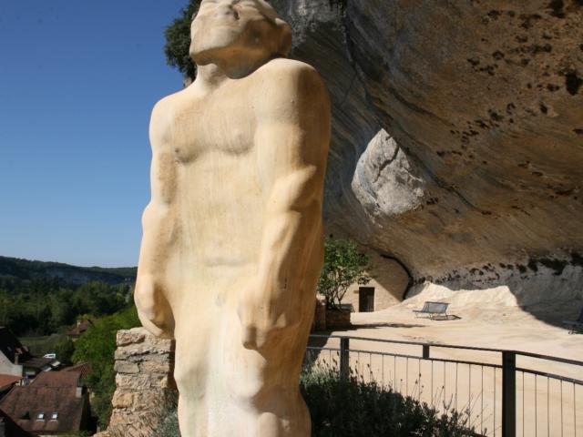 Statue de l'Homme de Cro-Magnon à l'entrée du Musée national de la préhistoire aux Eyzies