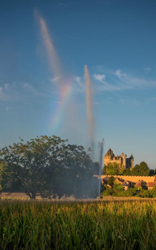 Vue sur le hameau de Montfort et son château