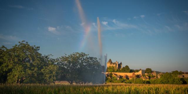 Vue sur le hameau de Montfort et son château