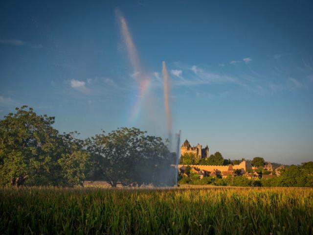 Vue sur le hameau de Montfort et son château