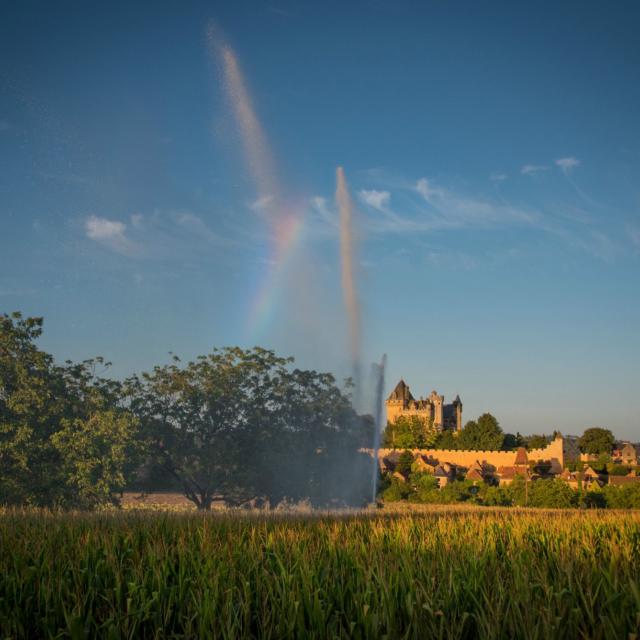 Vue sur le hameau de Montfort et son château