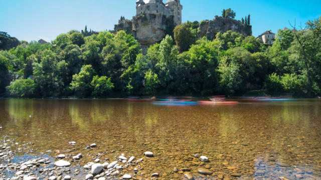 Vue sur le Château de Montfort pendant une descente en canoë sur la Dordogne