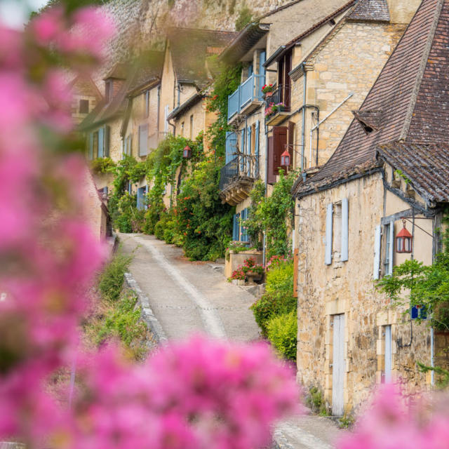 Ruelle fleurie du village de Beynac et Cazenac en Périgord