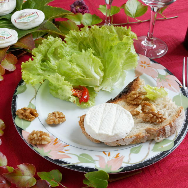 Salade de cabécou du Périgord et noix