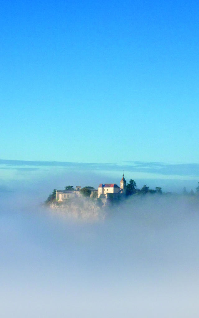 Cité médiévale de Rocamadour dans la brume matinale