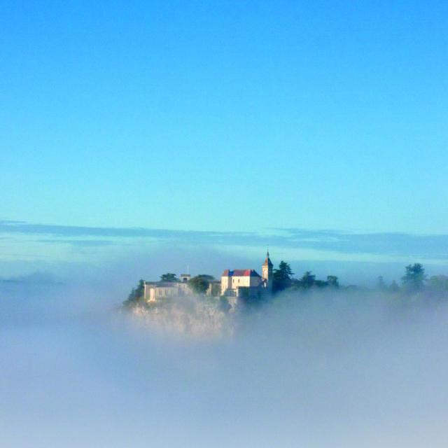 Cité médiévale de Rocamadour dans la brume matinale