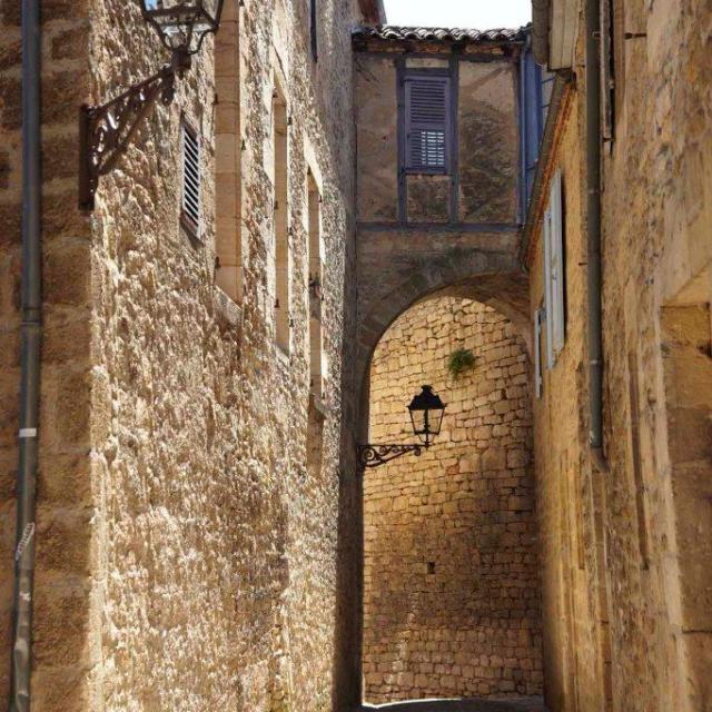 Vue sur les remparts de Sarlat depuis la rue Jean-Jacques Rousseau - Quartier Ouest