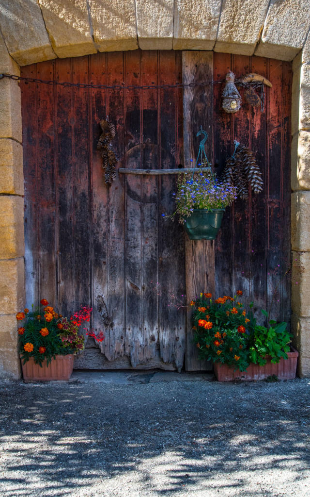 Porte ancienne dans le village de Saint-Vincent de Cosse