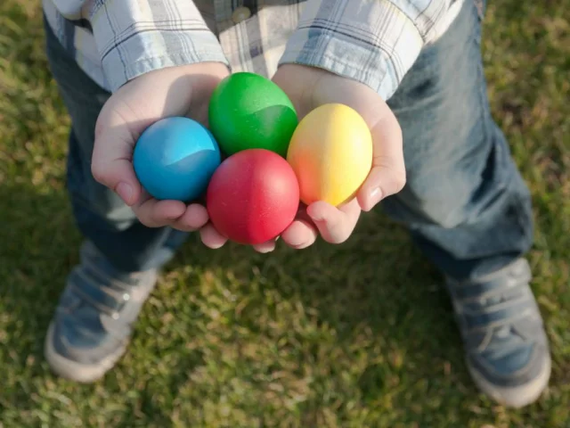 Chasse aux oeufs de âques dans la cité médiévale de Sarlat