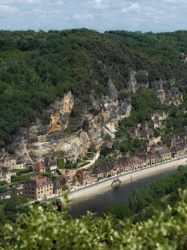 Vue aérienne sur le village de la Roque-Gageac - Vallée de la Dordogne