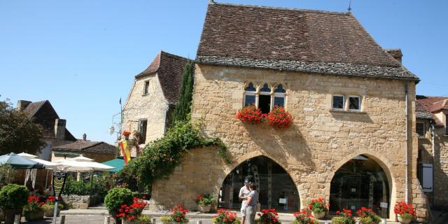 Place de la Rode à Domme, sur la vallée de la Dordogne