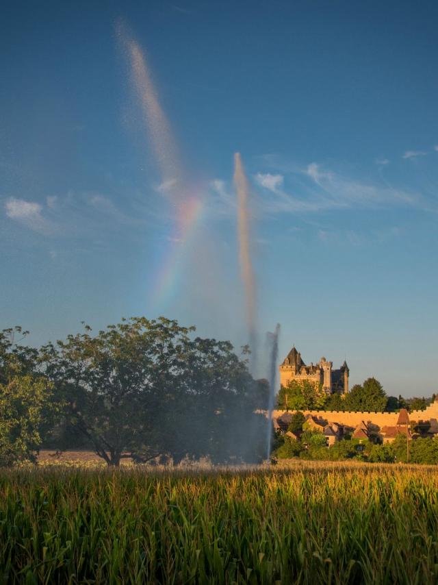 Vue sur le hameau de Montfort et son château