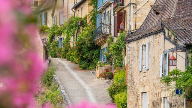 Ruelle fleurie du village de Beynac et Cazenac en Périgord