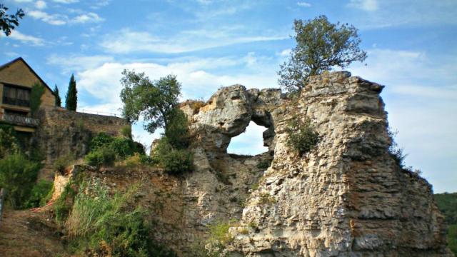 Rocher dit de la Roche percée à Montfort