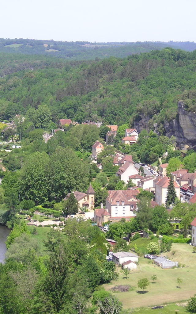 Vue aérienne sur le village des Eyzies, vallée de la Vézère