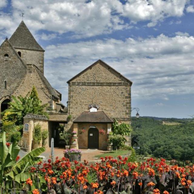 L'église de Tamniès, en plein coeur du bourg