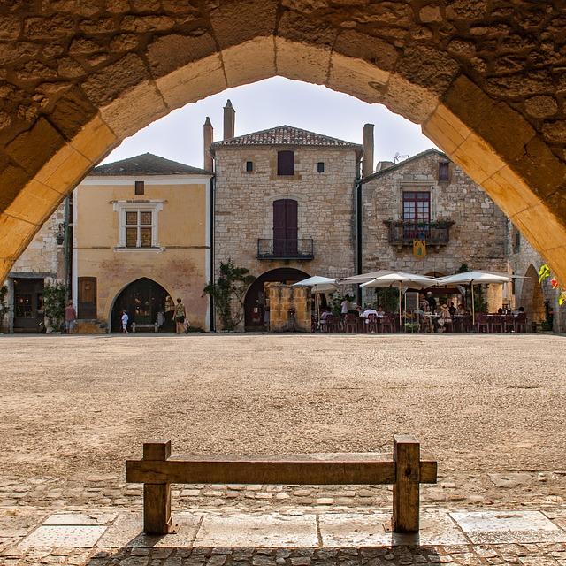 Place centrale de Monpazier depuis les arcades