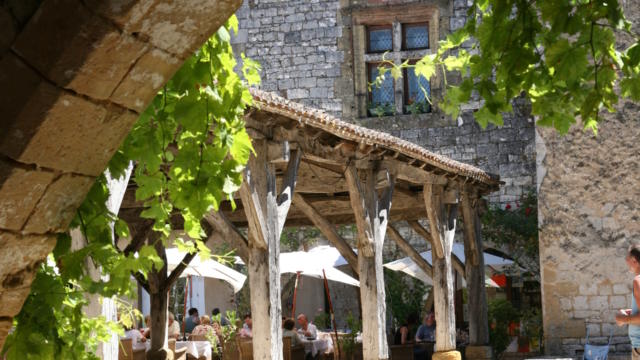 Vue sur la halle de Monpazier depuis les arcades