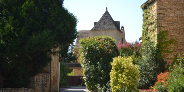 Toits de lauzes dans le village de Proissans