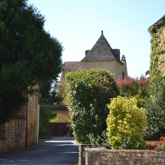 Toits de lauzes dans le village de Proissans