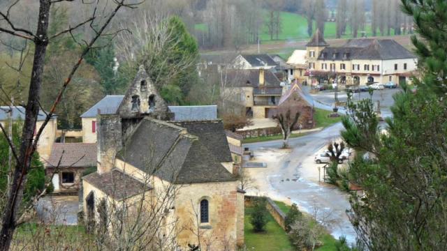 Vue sur le village de Sainte-Nathalène, dans la vallée de l'Enéa