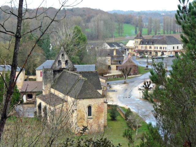 Vue sur le village de Sainte-Nathalène, dans la vallée de l'Enéa