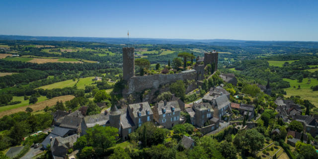 Vue aérienne sur le village de Turenne et son château