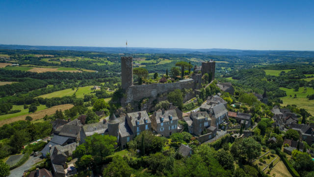 Vue aérienne sur le village de Turenne et son château