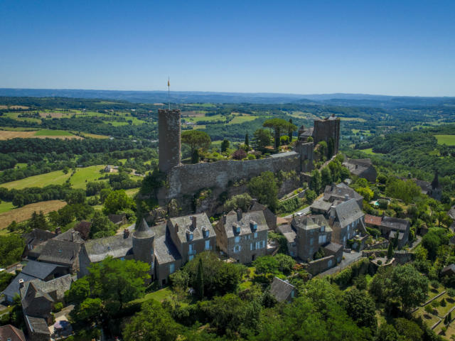 Vue aérienne sur le village de Turenne et son château