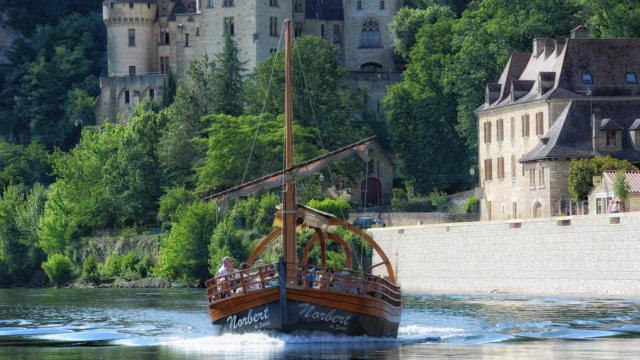 Gabarre à La Roque-Gageac, vallée de la Dordogne