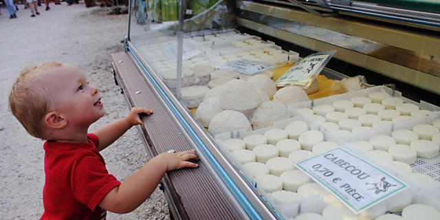 Stand de cabécous sur un marché nocturne du Périgord