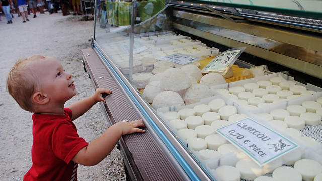 Stand de cabécous sur un marché nocturne du Périgord