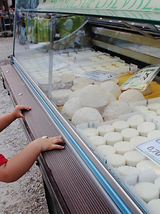 Stand de cabécous sur un marché nocturne du Périgord