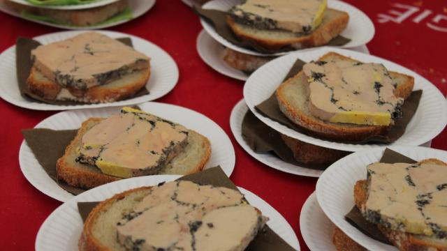 Dégustation de croustous (tapas) pendant la Fête de la truffe à Sarlat