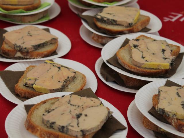 Dégustation de croustous (tapas) pendant la Fête de la truffe à Sarlat