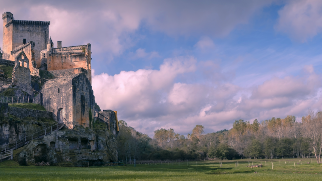 Le château de Commarque, surplombant la vallée de la Beune