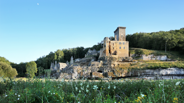 Le château de Commarque, surplombant la vallée de la Beune