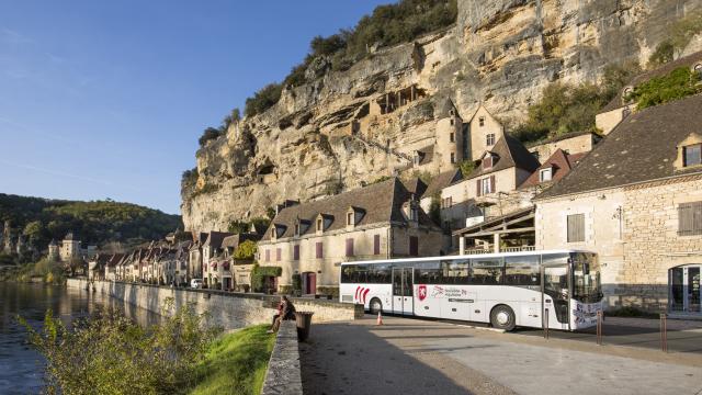 https://www.sarlat-tourisme.com/je-prepare-mon-sejour/se-deplacer-en-perigord-noir/comment-venir/venir-et-se-deplacer-en-bus-en-perigord-noir/